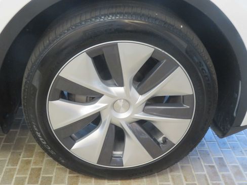 Used 2024 Tesla Model Y Long Range AWD/4WD image 10