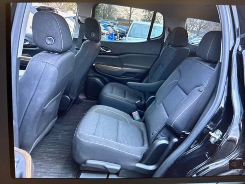 Used 2023 GMC Acadia SLE w/ Driver Convenience Package image 3