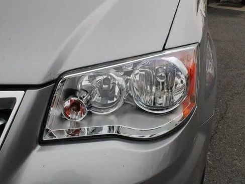 Used 2015 Chrysler Town & Country Touring image 10