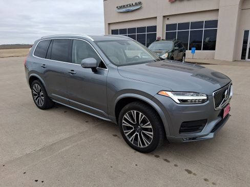 Used 2020 Volvo XC90 T6 Momentum image 2