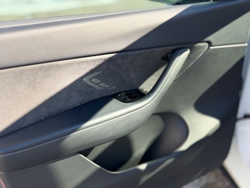 Used 2021 Tesla Model Y Long Range image 18