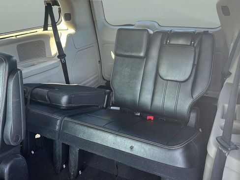 Used 2016 Chrysler Town & Country Touring w/ Driver Convenience Group FWD image 12