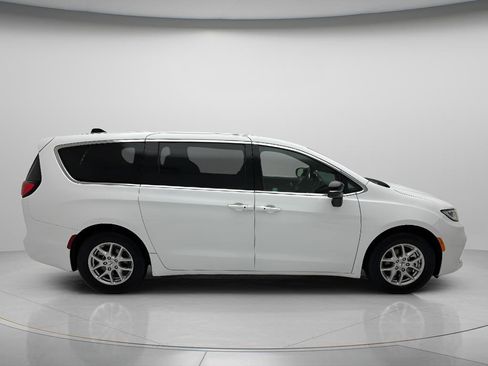 Used 2025 Chrysler Pacifica Select FWD image 4
