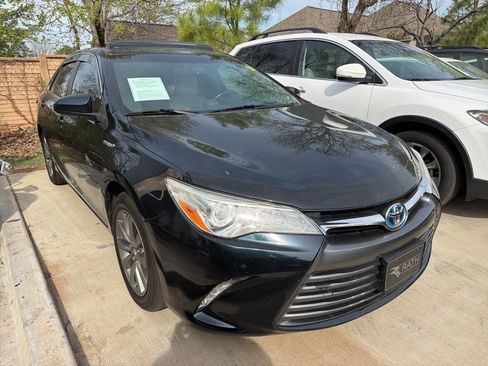 Used 2016 Toyota Camry XLE w/ Moonroof Package image 2