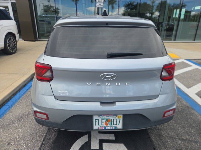 Used 2022 Hyundai Venue SE FWD image 2