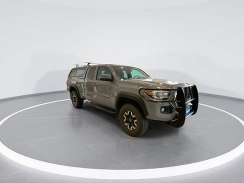Used 2019 Toyota Tacoma TRD Off-Road w/ TRD Premium Off Road Package AWD/4WD image 2