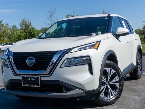 Used 2021 Nissan Rogue SV image 1