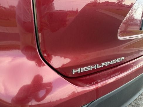 Used 2022 Toyota Highlander XLE FWD image 30