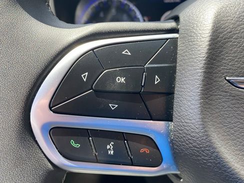 Used 2024 Chrysler Pacifica Touring-L FWD image 27