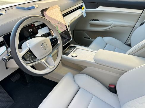 New 2025 Volvo EX90 Plus w/ Protection Package Premier image 9