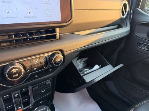 Certified 2025 Jeep Gladiator Sport AWD/4WD image 36