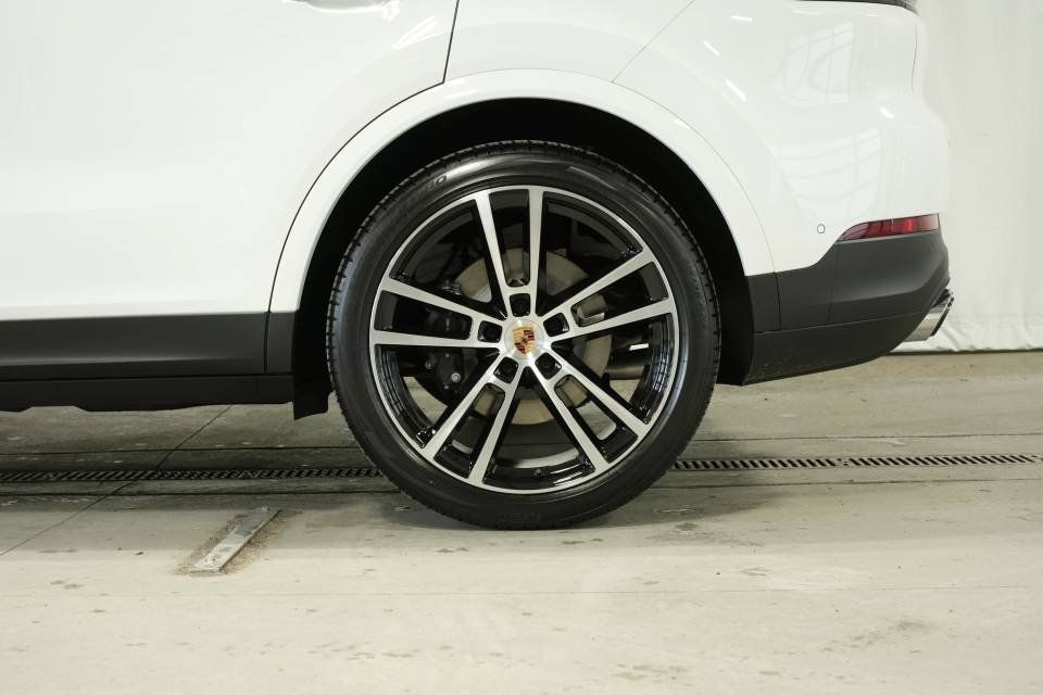 Certified 2026 Porsche Cayenne AWD/4WD image 44