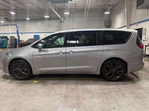 Used 2018 Chrysler Pacifica Touring Plus w/ S Appearance Package FWD image 2