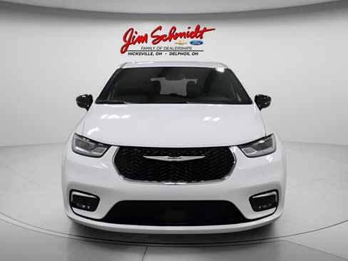 Used 2026 Chrysler Pacifica Select image 3