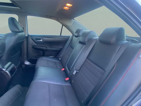 Used 2017 Toyota Camry SE w/ Moonroof Package FWD image 25