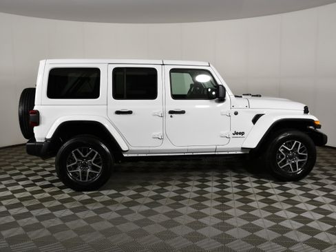 Used 2025 Jeep Wrangler Unlimited Sahara AWD/4WD image 5
