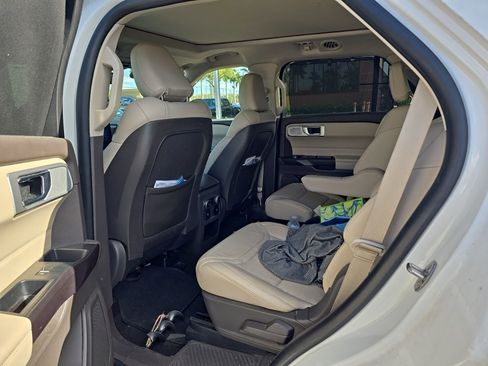 Used 2020 Ford Explorer Platinum w/ Premium Technology Package image 4