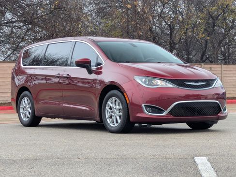 Used 2017 Chrysler Pacifica Touring Plus w/ Security Group image 2