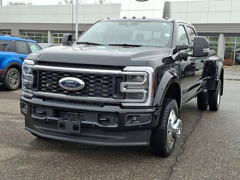 Certified 2025 Ford F450 Platinum w/ FX4 Off-Road Package image 4