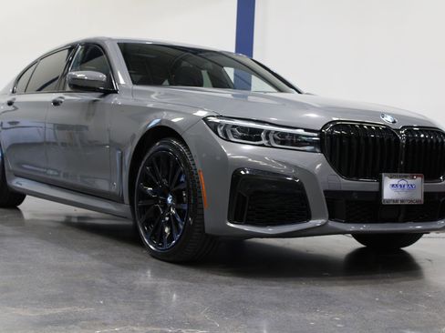 Used 2022 BMW 750i xDrive w/ Executive Package image 3