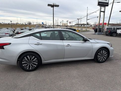 Used 2024 Nissan Altima 2.5 SV image 12