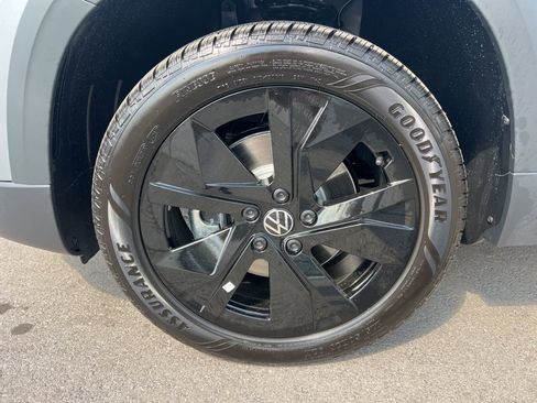 New 2026 Volkswagen Taos SE FWD image 7