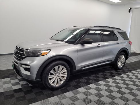 Used 2021 Ford Explorer XLT w/ Equipment Group 202A RWD image 2