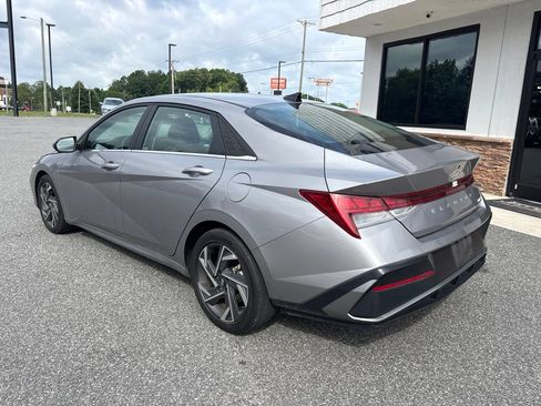 Used 2025 Hyundai Elantra Limited FWD image 6