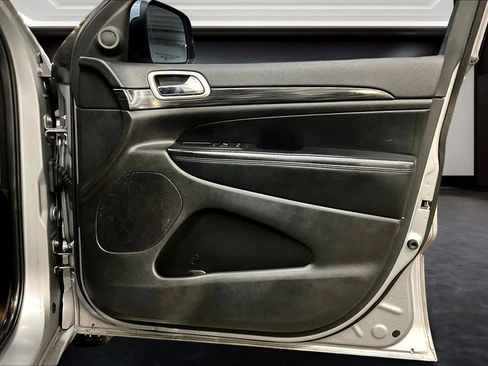 Used 2019 Jeep Grand Cherokee Altitude image 28