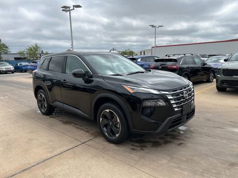 Used 2025 Nissan Rogue SV image 4