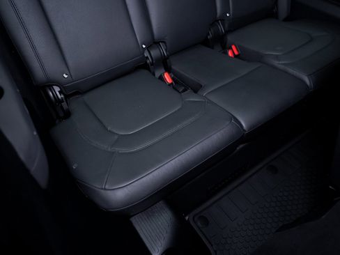 Used 2023 Land Rover Defender 130 SE image 69