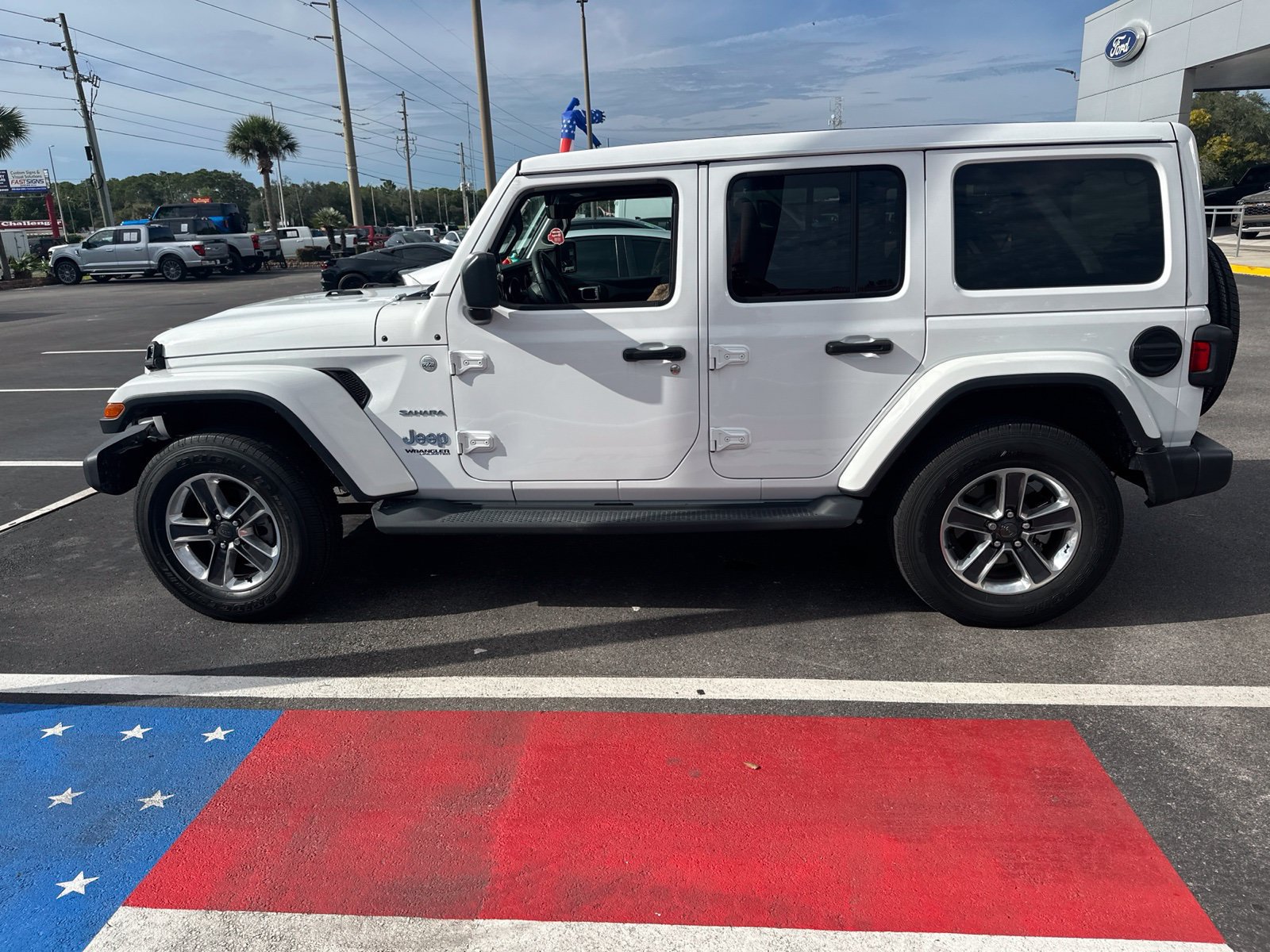 Used 2019 Jeep Wrangler Unlimited Sahara AWD/4WD image 5