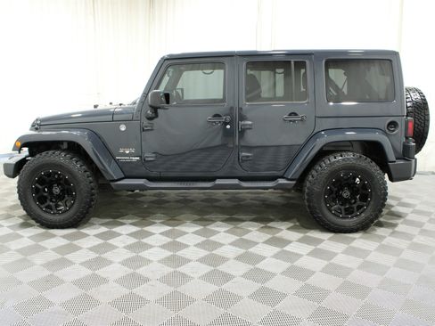 Used 2018 Jeep Wrangler Unlimited Sahara w/ Connectivity Group AWD/4WD image 25