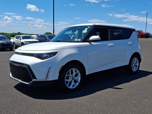 Used 2025 Kia Soul LX w/ LX Technology Package FWD image 3