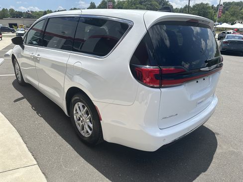 Used 2023 Chrysler Pacifica Touring-L FWD image 6