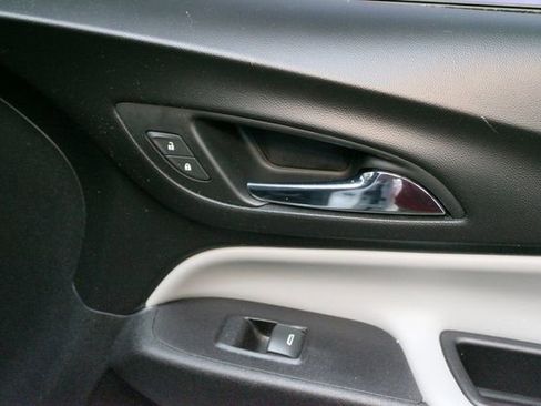 Used 2019 Chevrolet Equinox LS w/ LS Convenience Package FWD image 9