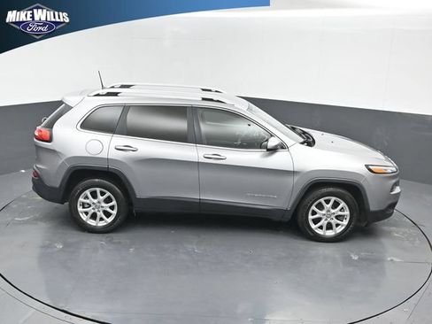 Used 2017 Jeep Cherokee Latitude FWD image 16