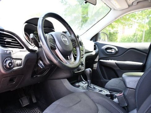 Used 2019 Jeep Cherokee Latitude w/ Cold Weather Group AWD/4WD image 12