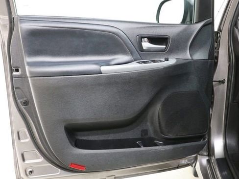 Used 2017 Toyota Sienna SE Premium FWD image 18