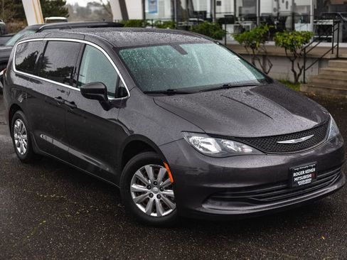 Used 2020 Chrysler Voyager L FWD image 2