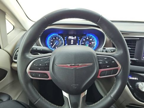 Used 2023 Chrysler Voyager LX FWD image 5