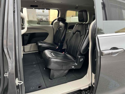 Used 2023 Chrysler Pacifica Touring-L image 5