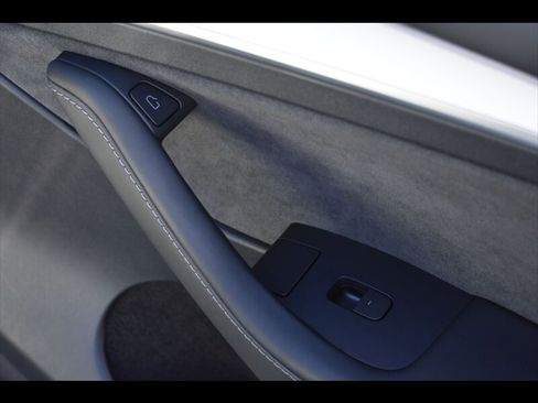 Used 2023 Tesla Model Y Performance image 39