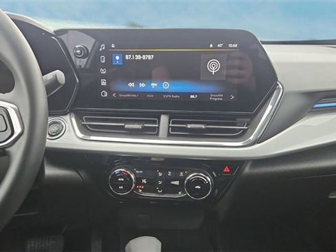 Used 2025 Chevrolet Trax LT w/ LT Convenience Package image 10