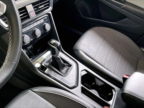 Used 2023 Volkswagen Taos SE w/ Panoramic Sunroof Package FWD image 15
