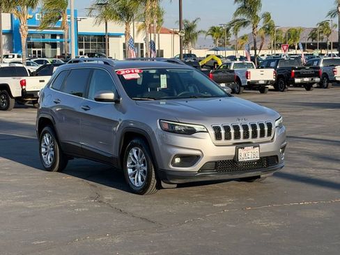 Used 2019 Jeep Cherokee Latitude w/ Popular Appearance Group FWD image 3