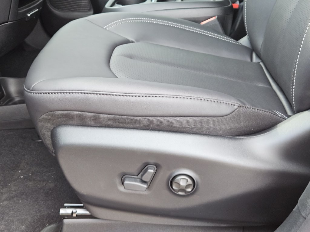 New 2027 Chrysler Pacifica Select AWD/4WD image 17