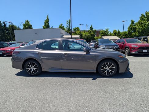 Used 2022 Toyota Camry SE FWD image 2