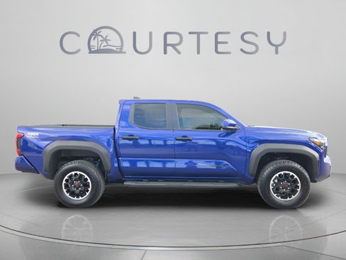 Certified 2025 Toyota Tacoma TRD Off-Road AWD/4WD image 6