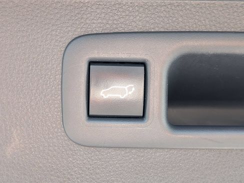 Used 2020 Toyota Highlander XLE AWD/4WD image 16